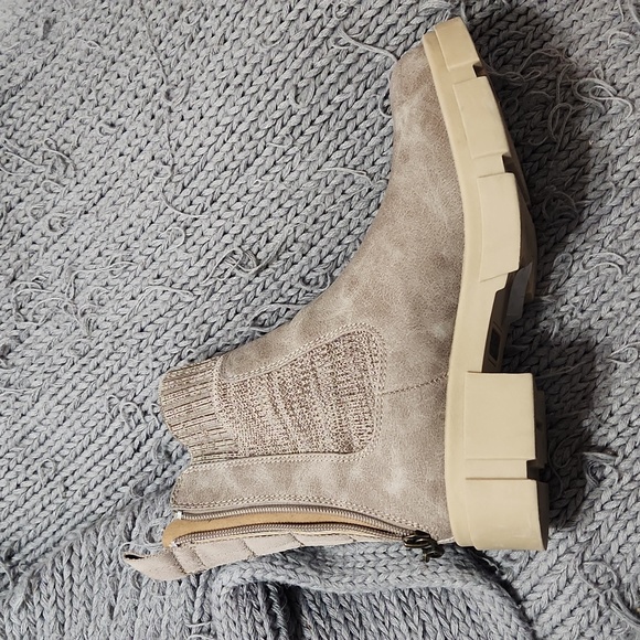 Blowfish Shoes - Blowfish chelsea boot in 8.5